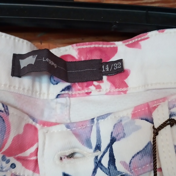 Women Jean's - Picture 3 of 6